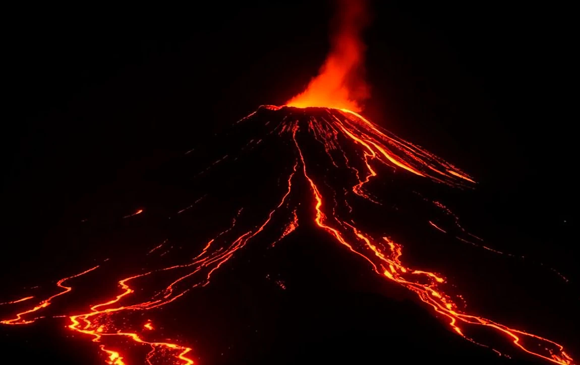 Énergie - Le volcan Etna en Italie. Coulée de lave, spectacle inoubliable