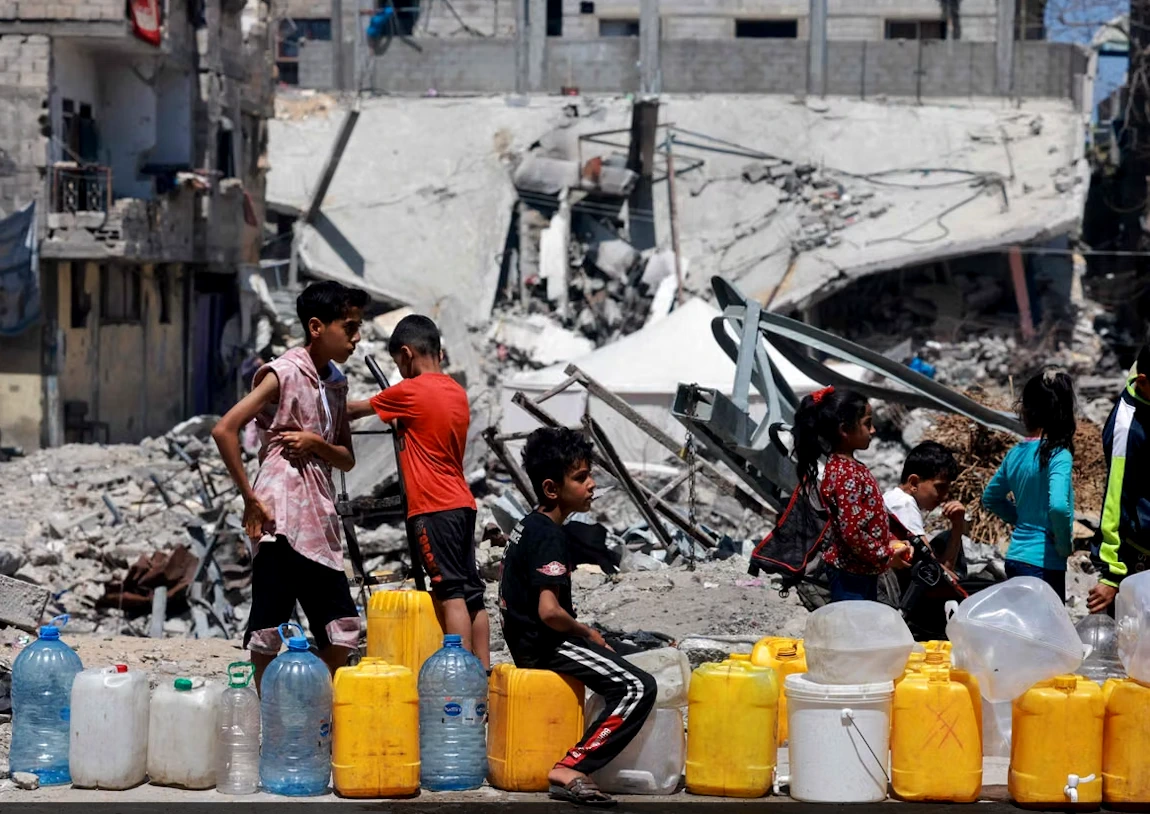 Eau douce - Les enfants palestiniens font la queue pour remplir leurs bidons d'eau potable pourla famille